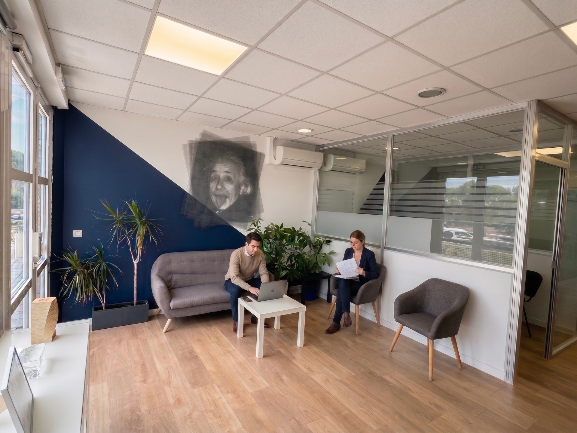 Espace d'accueil lumineux des locaux de GVH Coworking au Millénaire
